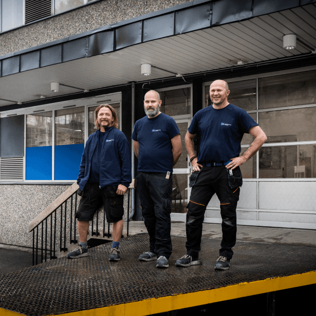 Installatør stående på et tak